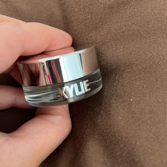 Kylie cosmetics holiday edition yellow gold eyeshadow - Picture 6 of 7